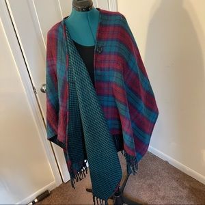 Set of two reversible wraps.